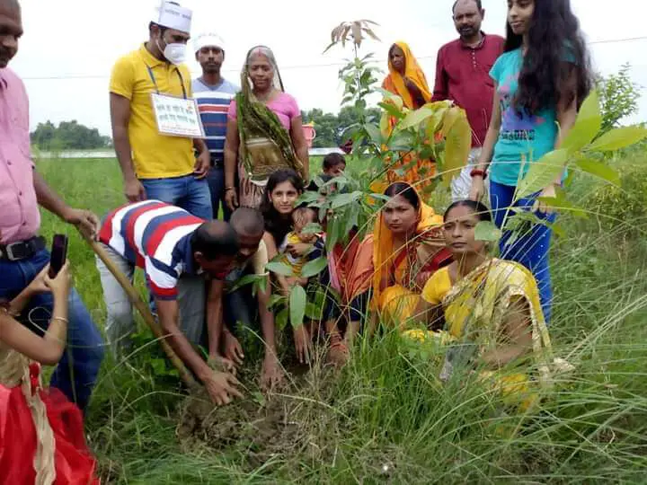 Rajesh Kumar Suman along locals