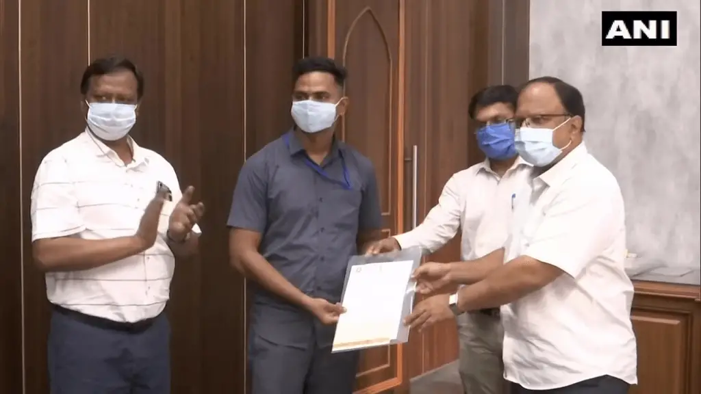 Award of Rs 50,000 for pointsman Mayur Shelke who saved 6-year-old life