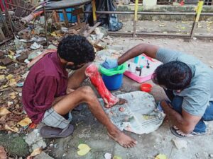 Shankar Mugalkhod providing first aid at road 